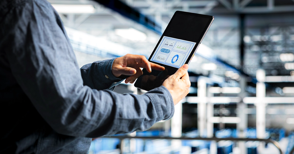 Imagem de uma pessoa com um Tablet operando um sistema inteligente de logística em um Centro de Distribuição, como capa do Artigo "Logística como Ativo Estratégico: Como Transformar um Centro de Custo em Fonte de Valor"