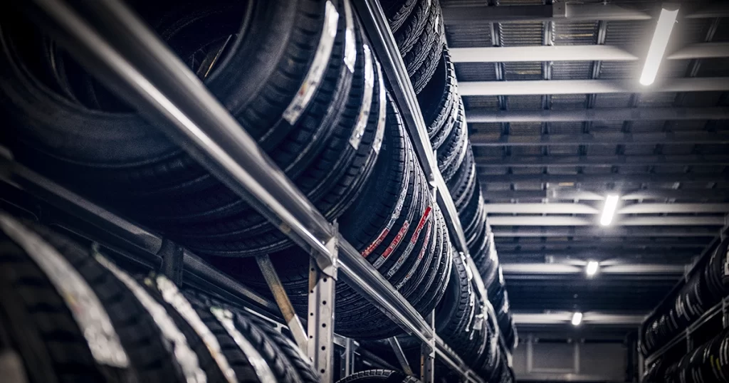 Capa do Artigo Pneus Novos ou Recapados? O Impacto da Escolha na Segurança e no Custo Logístico, com pneus novos armazenados em prateleiras