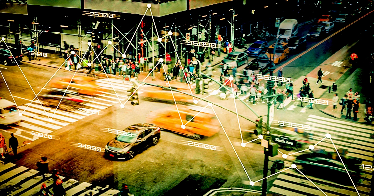 Um cruzamento urbano com diversas pessoas e veículos, com pontos de ligação, representando a capa do artigo "Roteirização Inteligente: Como Reduzir Custos e Melhorar a Entrega com Apoio da Tecnologia"