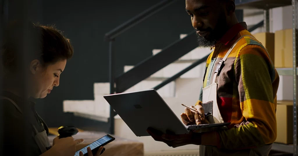 Imagem complementar do Artigo Auditorias, Perícias e Conformidade Técnica: Como Garantir Decisões Seguras e Fundamentadas nas Empresas, com duas pessoas fazendo uma auditoria